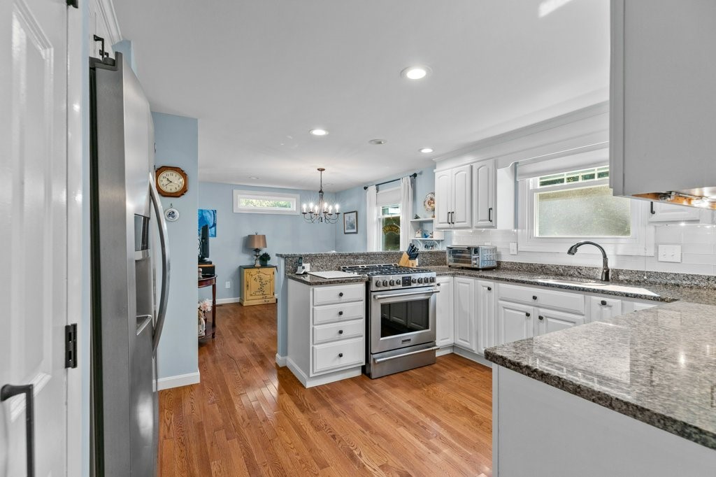 18 Hanley Farm Road, Unit 18 Warren, RI 02885 - Photo 22 of 49 KITCHEN W/GRANITE COUNTER TOPS