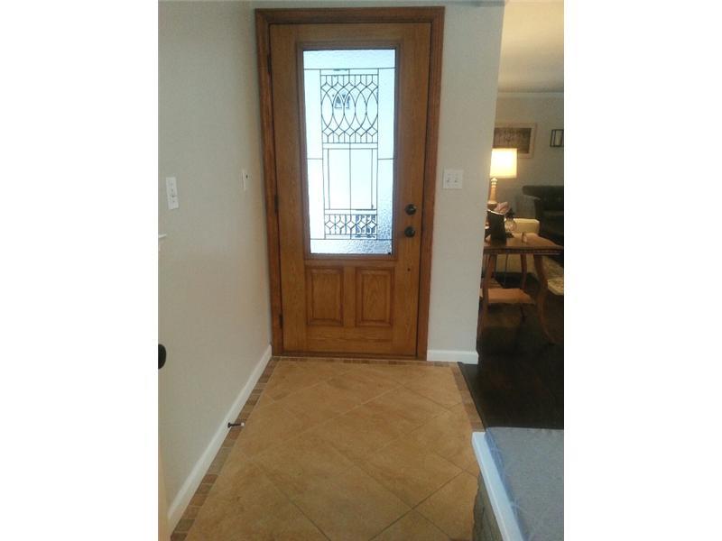 9406 Woodcrest Road Pittsburgh, PA 15237 - Photo 8 of 25 Entry/Foyer. New ceramic tile floor, beautiful leaded glass entry door