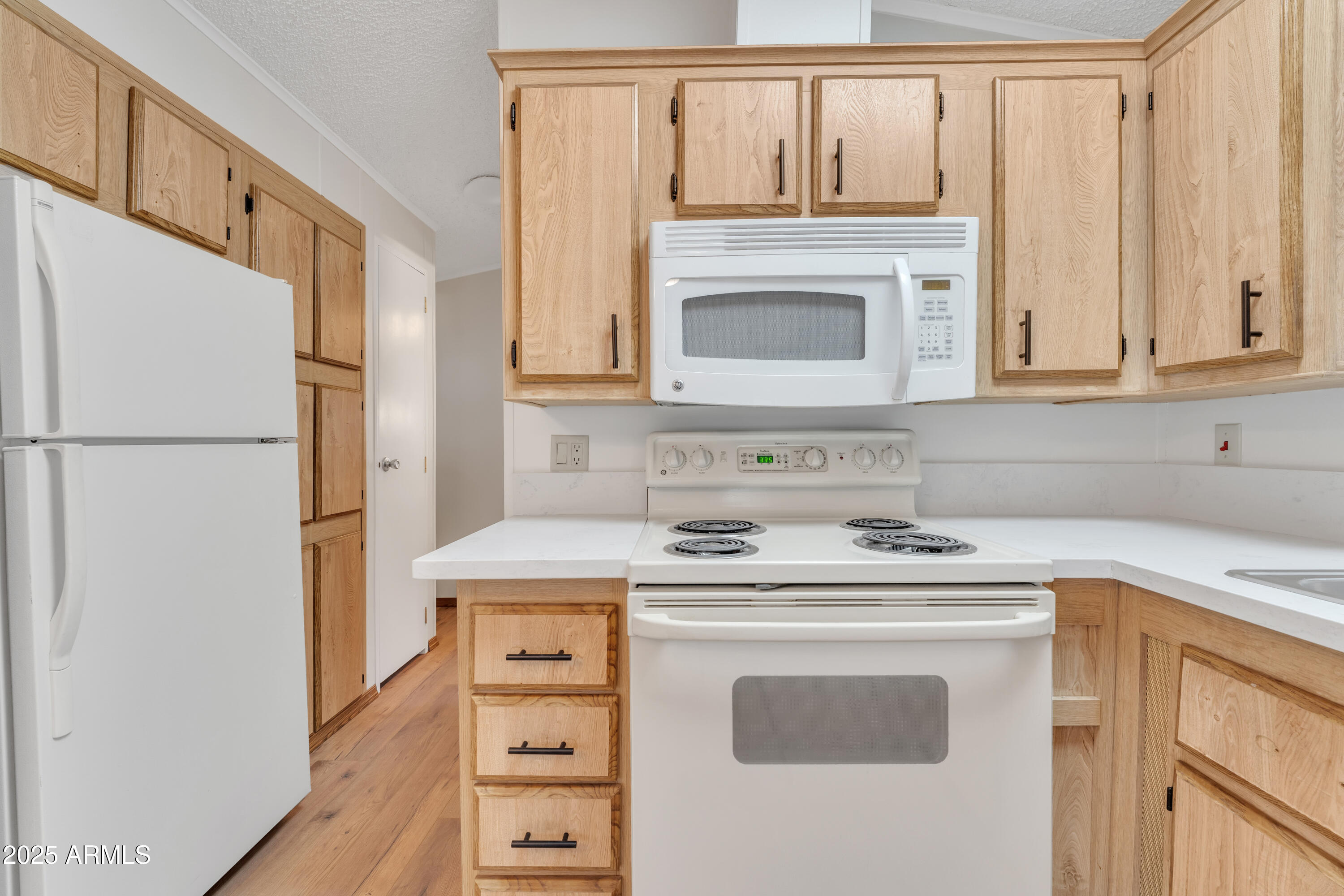 1152 South Sioux Drive Apache Junction, AZ 85119 - Photo 19 of 50 a kitchen with a stove cabinets and a refrigerator