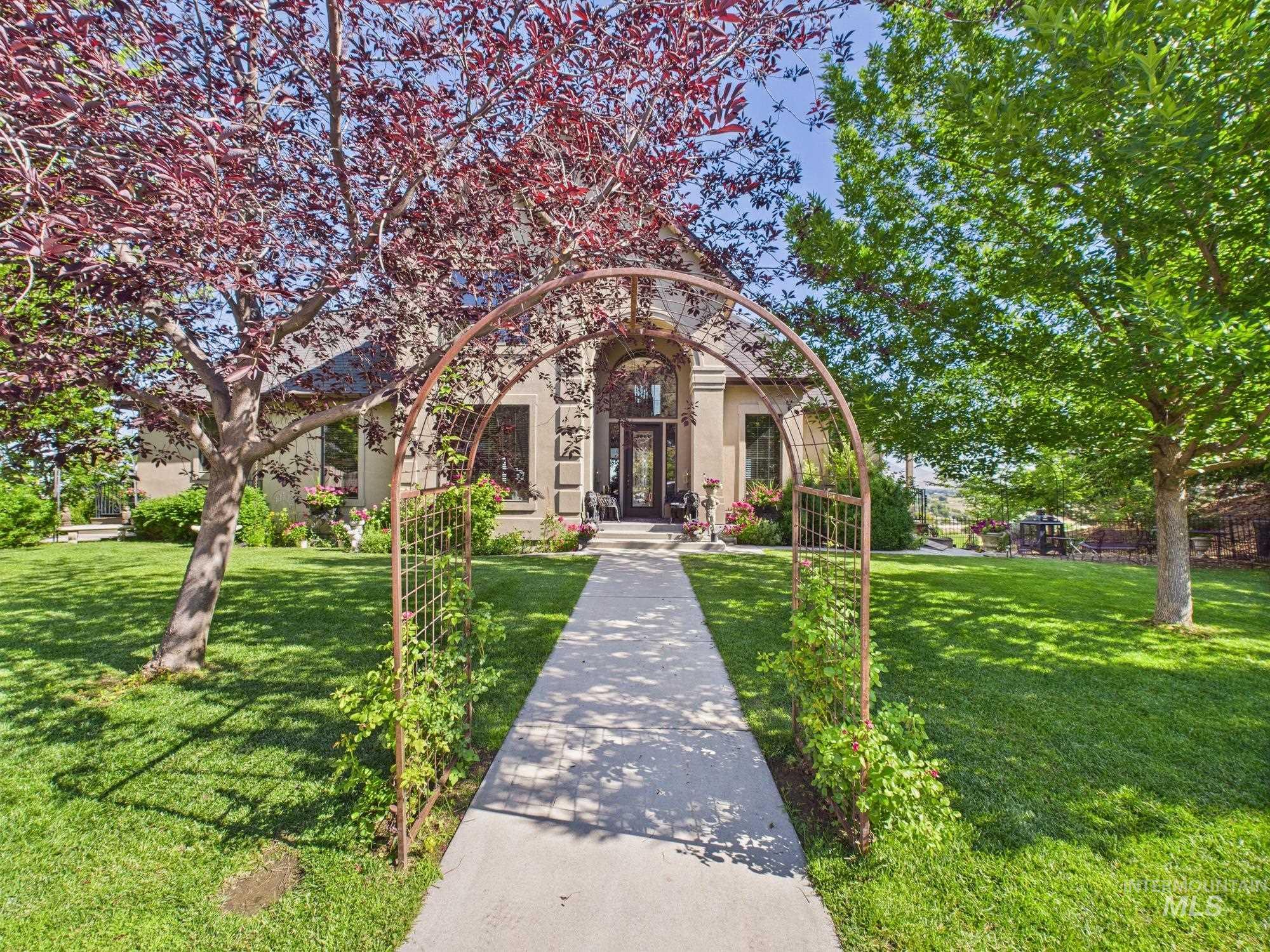 View of front of home featuring a front yard