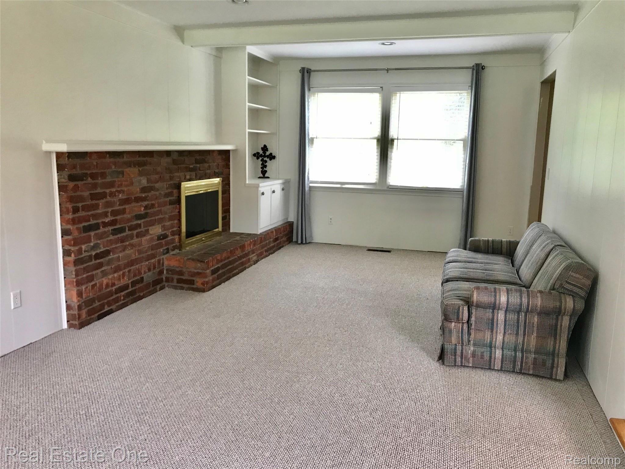 590 South Fieldstone Drive Rochester, MI 48309 - Photo 12 of 19 SPACIOUS FAMILY ROOM WITH FIREPLACE AND NEW CARPET