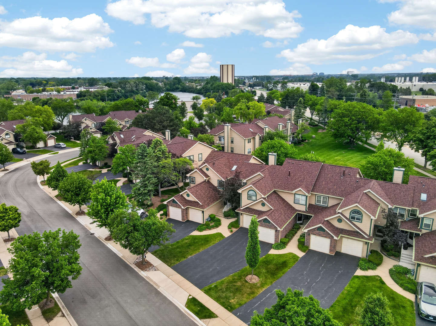 943 Ridgefield Lane, Unit 4 Wheeling, IL 60090 - Photo 29 of 38 an aerial view of residential houses with outdoor space