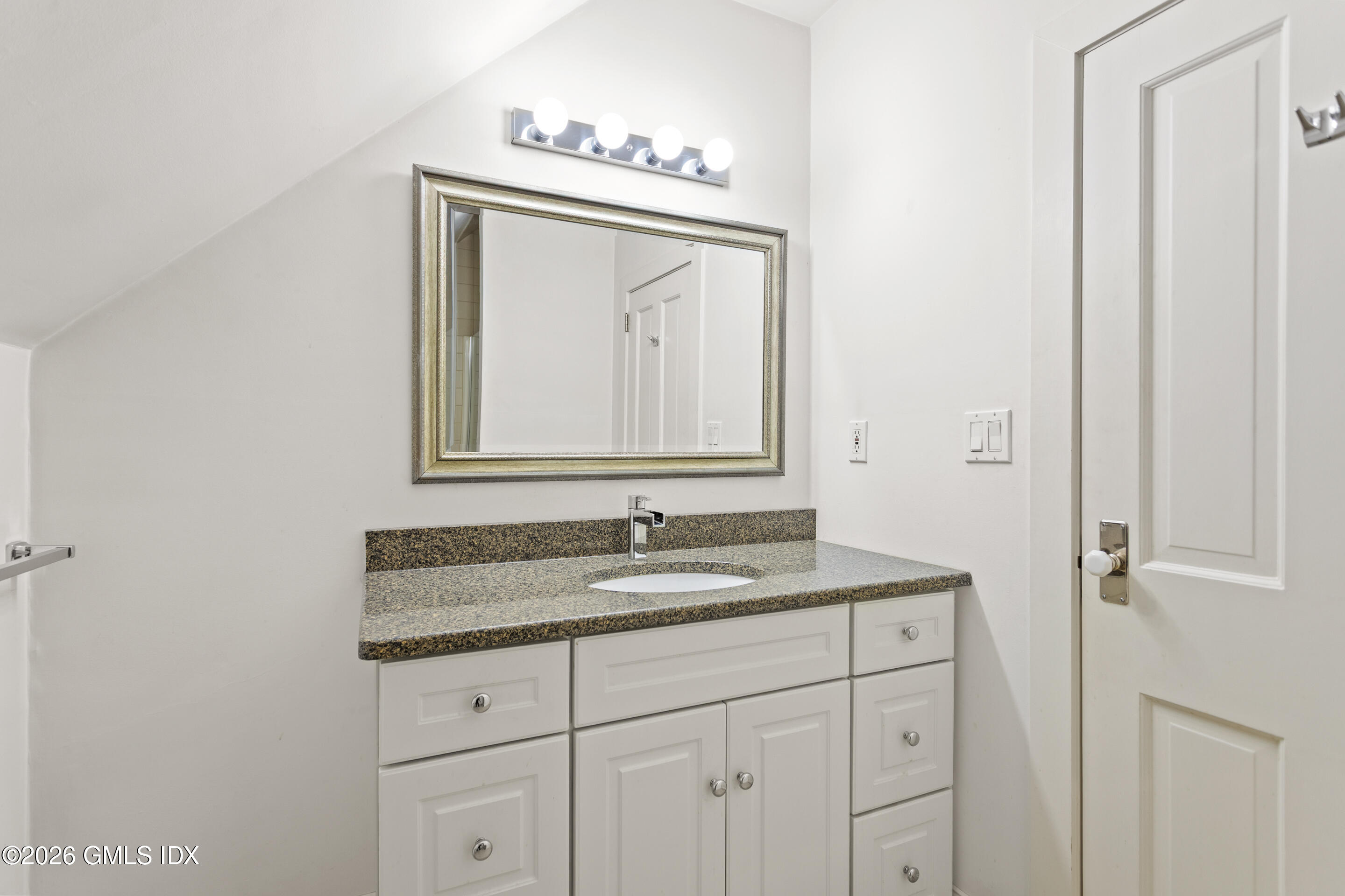 98 Byram Shore Road, Unit CARRIAGE HOUSE Greenwich, CT 06830 - Photo 16 of 21 Full Bath 2