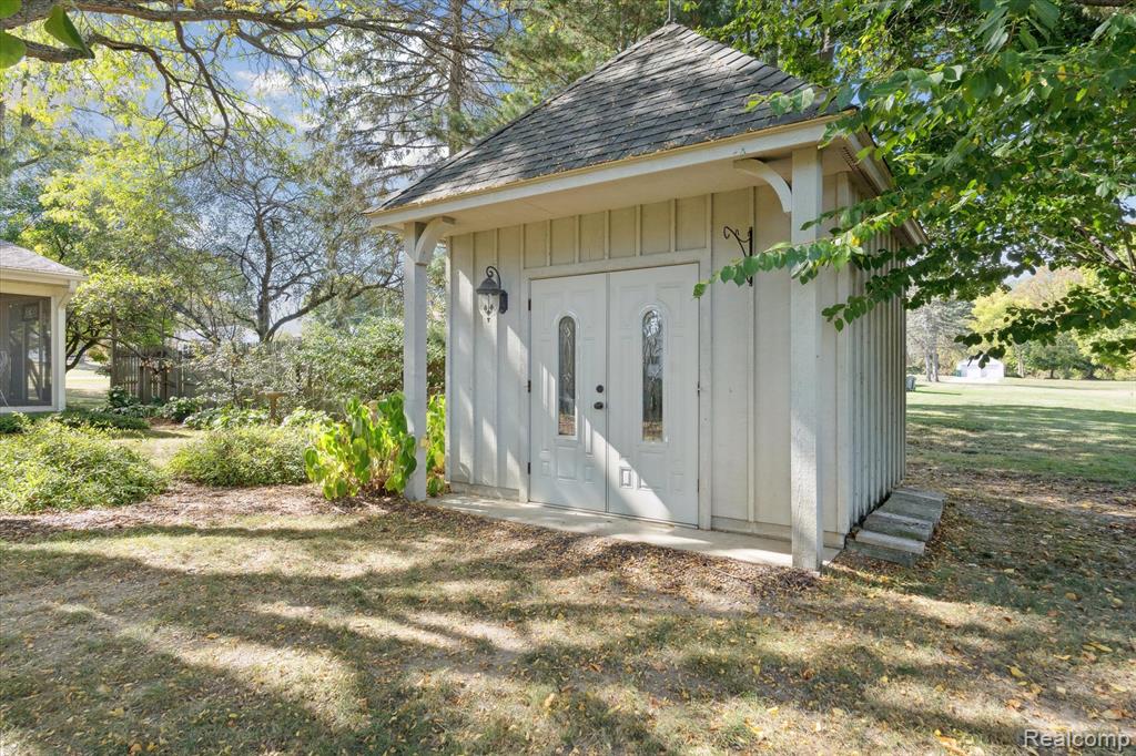 915 East River Road Flushing, MI 48433 - Photo 44 of 51