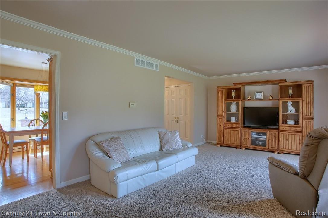 2300 Kingsford Road Rochester, MI 48309 - Photo 6 of 32 6-Living Room 2nd View.jpg