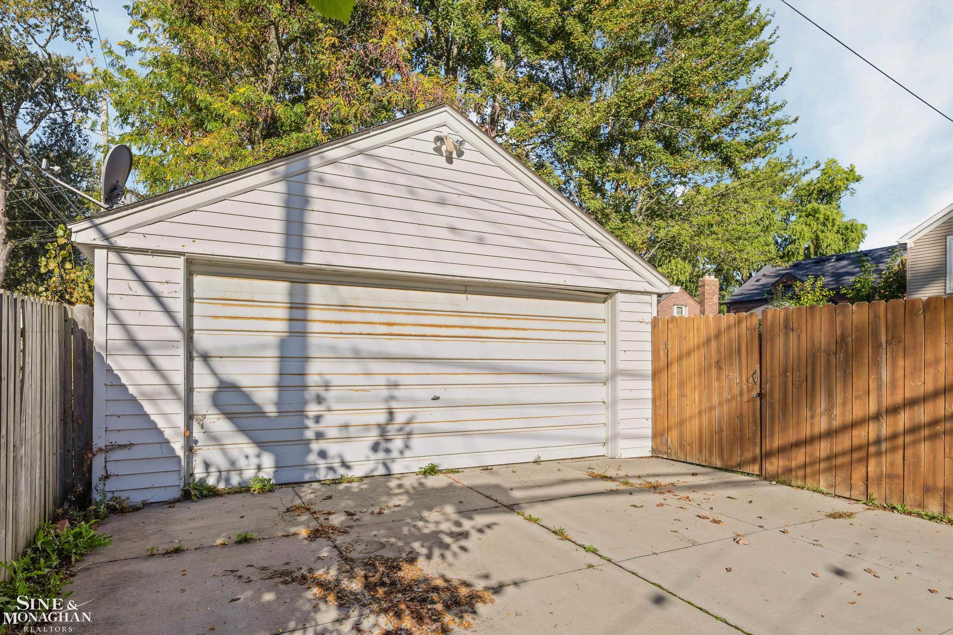1291 Roslyn Road Grosse Pointe Woods, MI 48236 - Photo 38 of 39