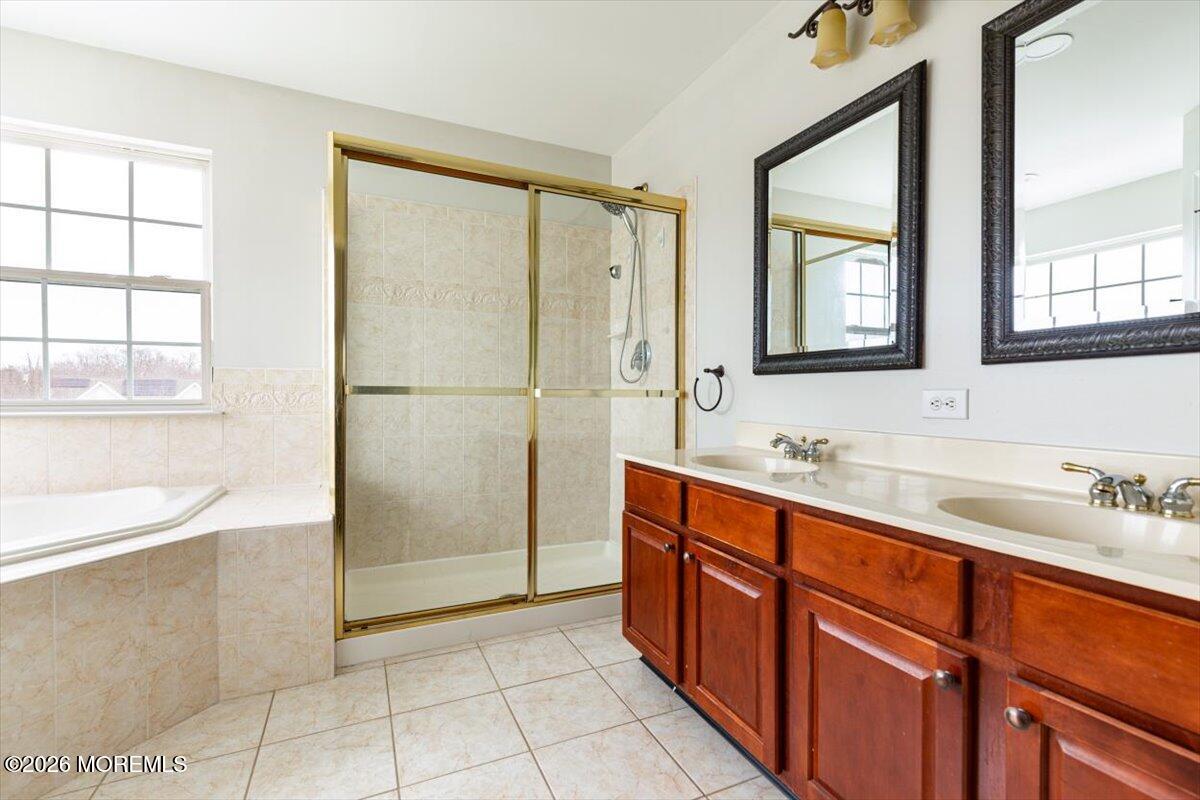 10 Hemingway Lane Columbus, NJ 08022 - Photo 14 of 50 a bathroom with a double vanity sink a mirror and a bathtub