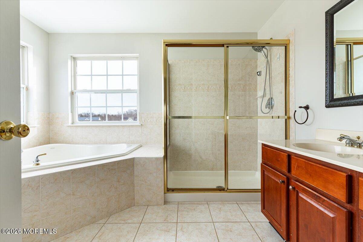 10 Hemingway Lane Columbus, NJ 08022 - Photo 25 of 50 a spacious bathroom with a tub sink and mirror