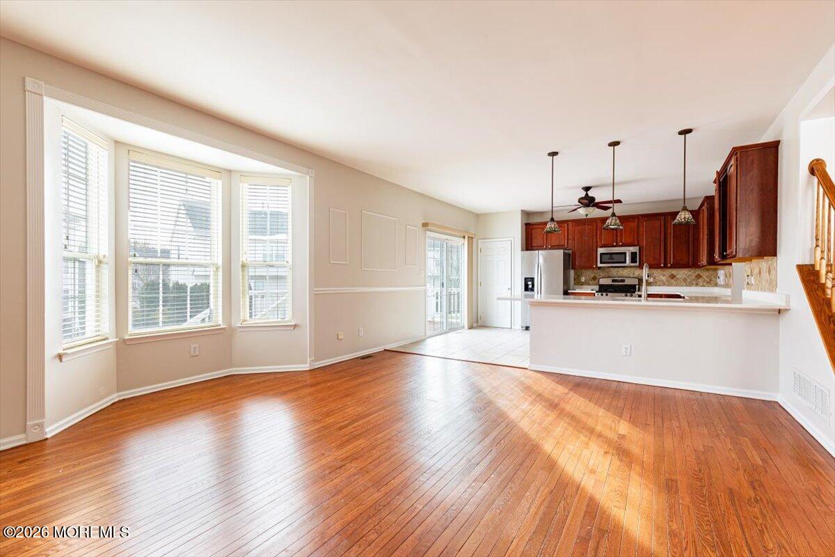10 Hemingway Lane Columbus, NJ 08022 - Photo 7 of 50 a view of kitchen and living room