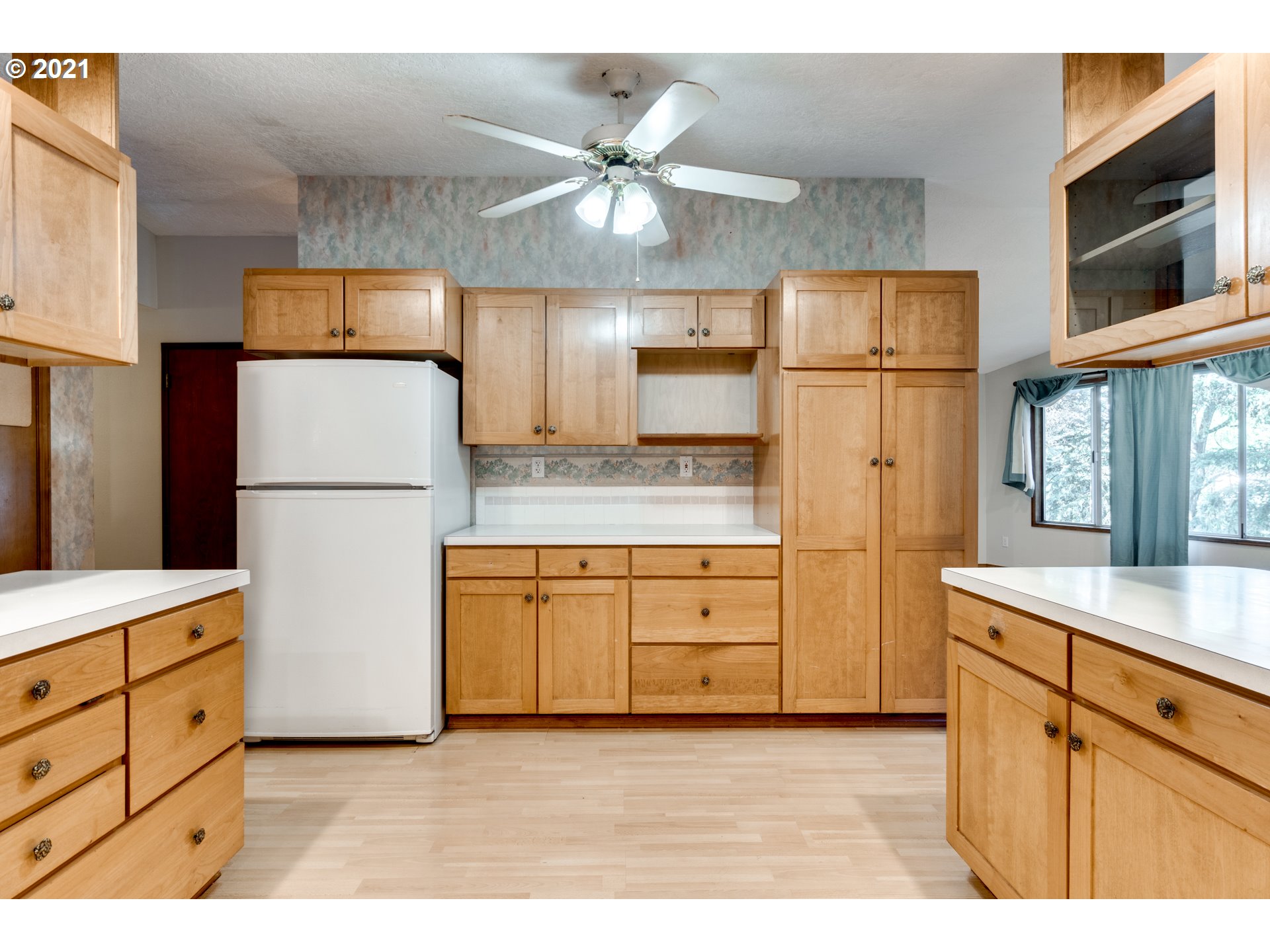 531 Oak Point Road Longview, WA 98632 - Photo 11 of 29 a kitchen with stainless steel appliances granite countertop a refrigerator a sink and a cabinets
