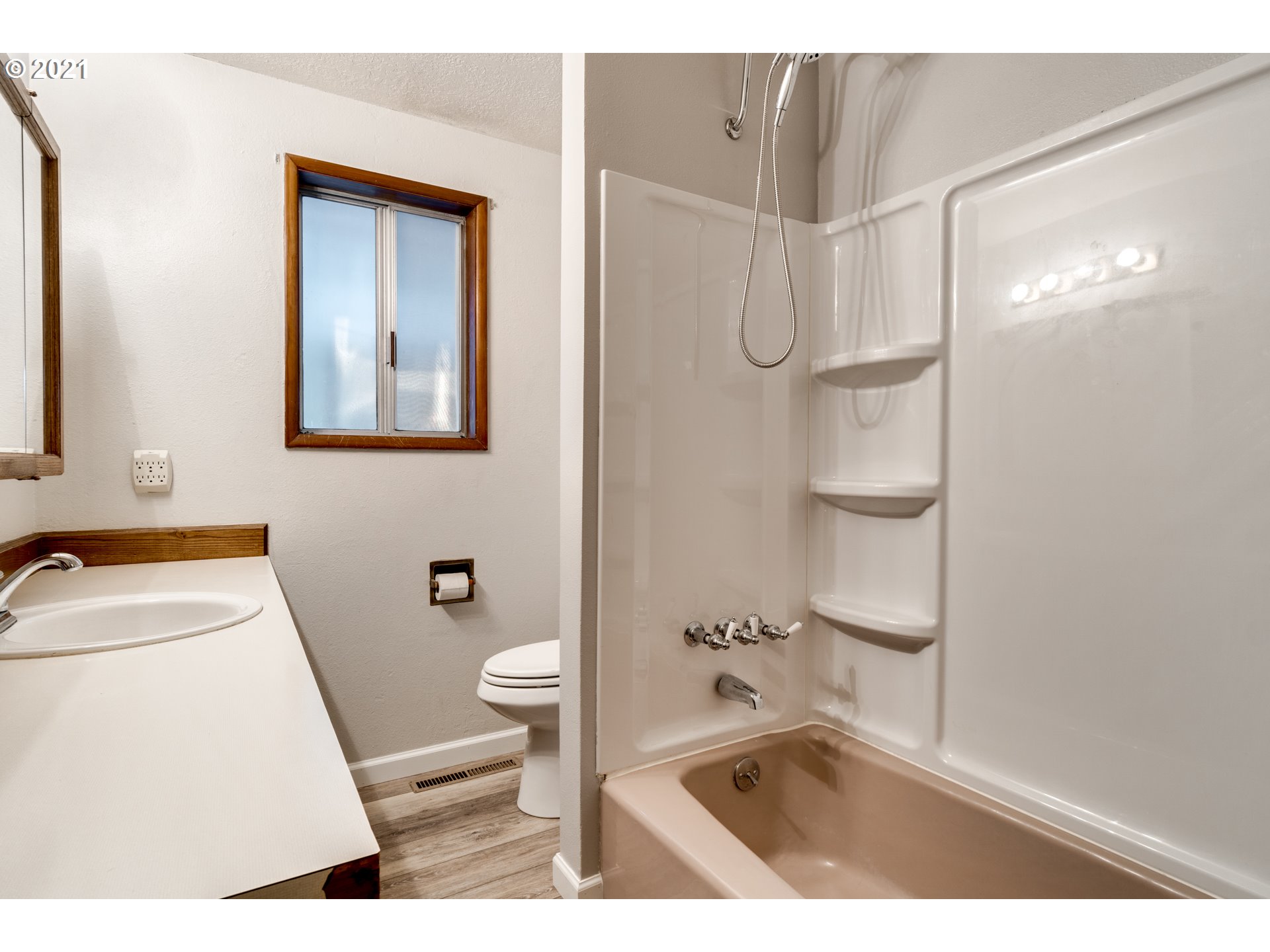 531 Oak Point Road Longview, WA 98632 - Photo 12 of 29 a bathroom with a sink a toilet and shower