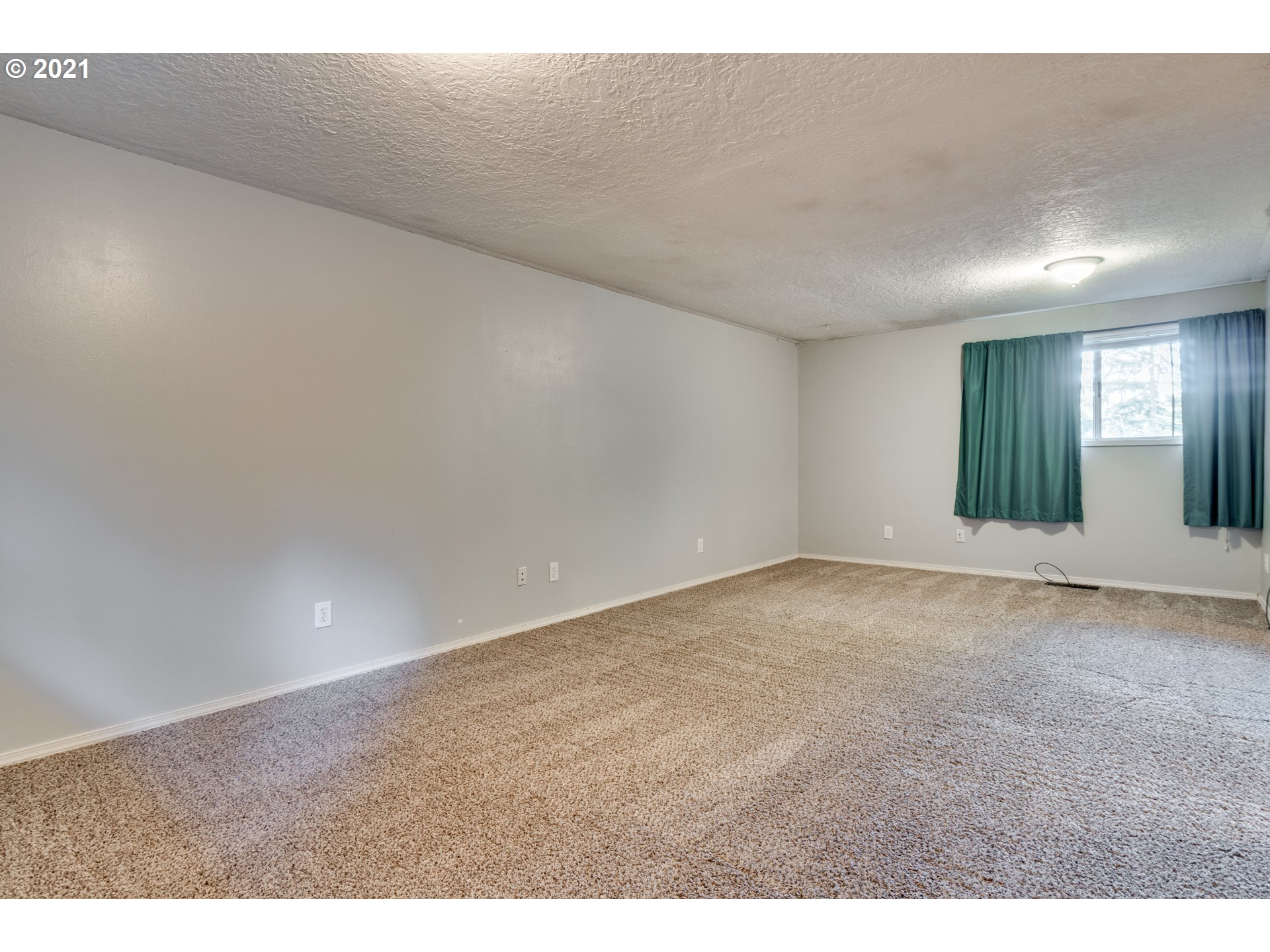 531 Oak Point Road Longview, WA 98632 - Photo 13 of 29 a view of an empty room and window