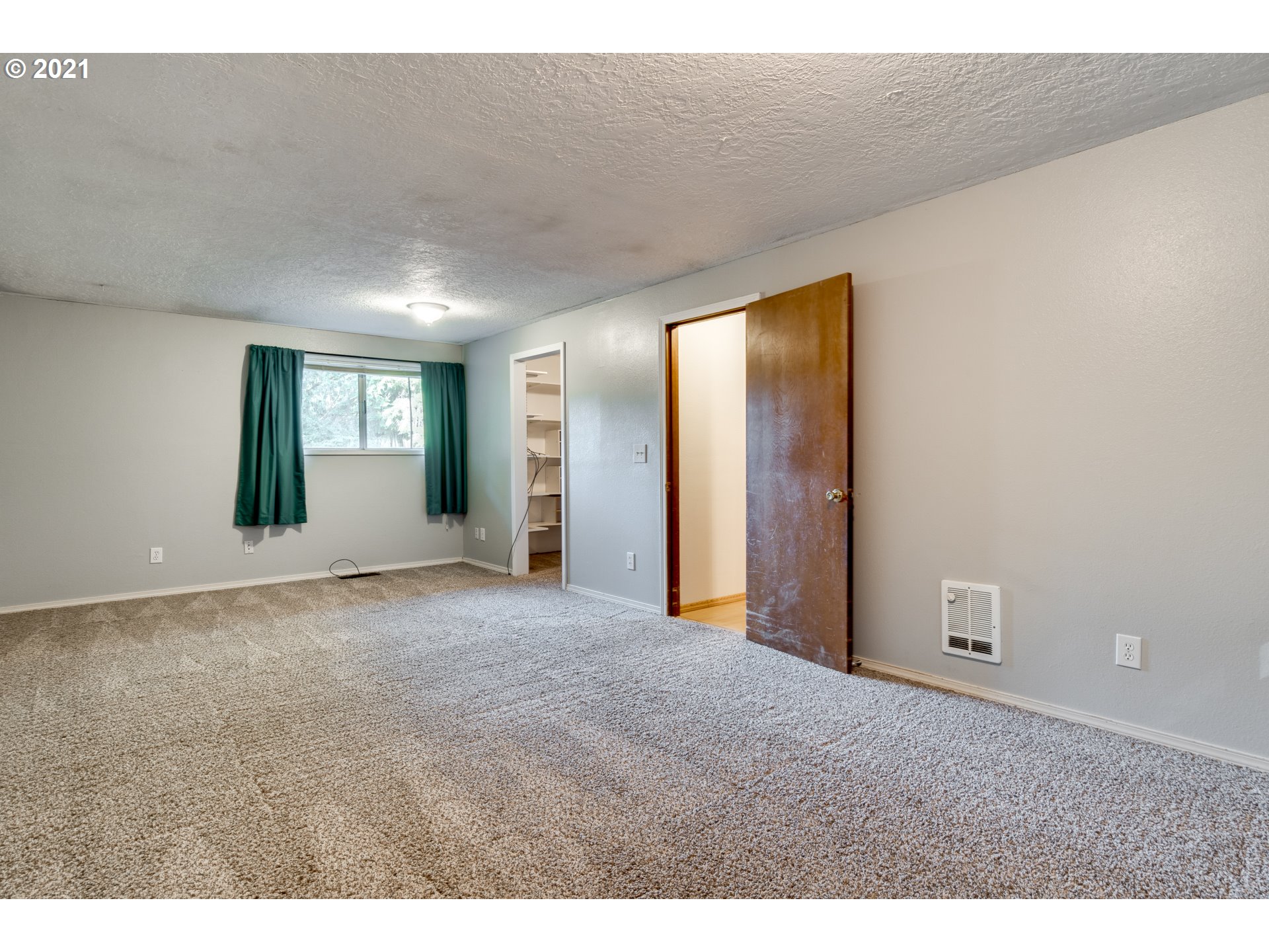 531 Oak Point Road Longview, WA 98632 - Photo 14 of 29 a view of an empty room with window and bathroom