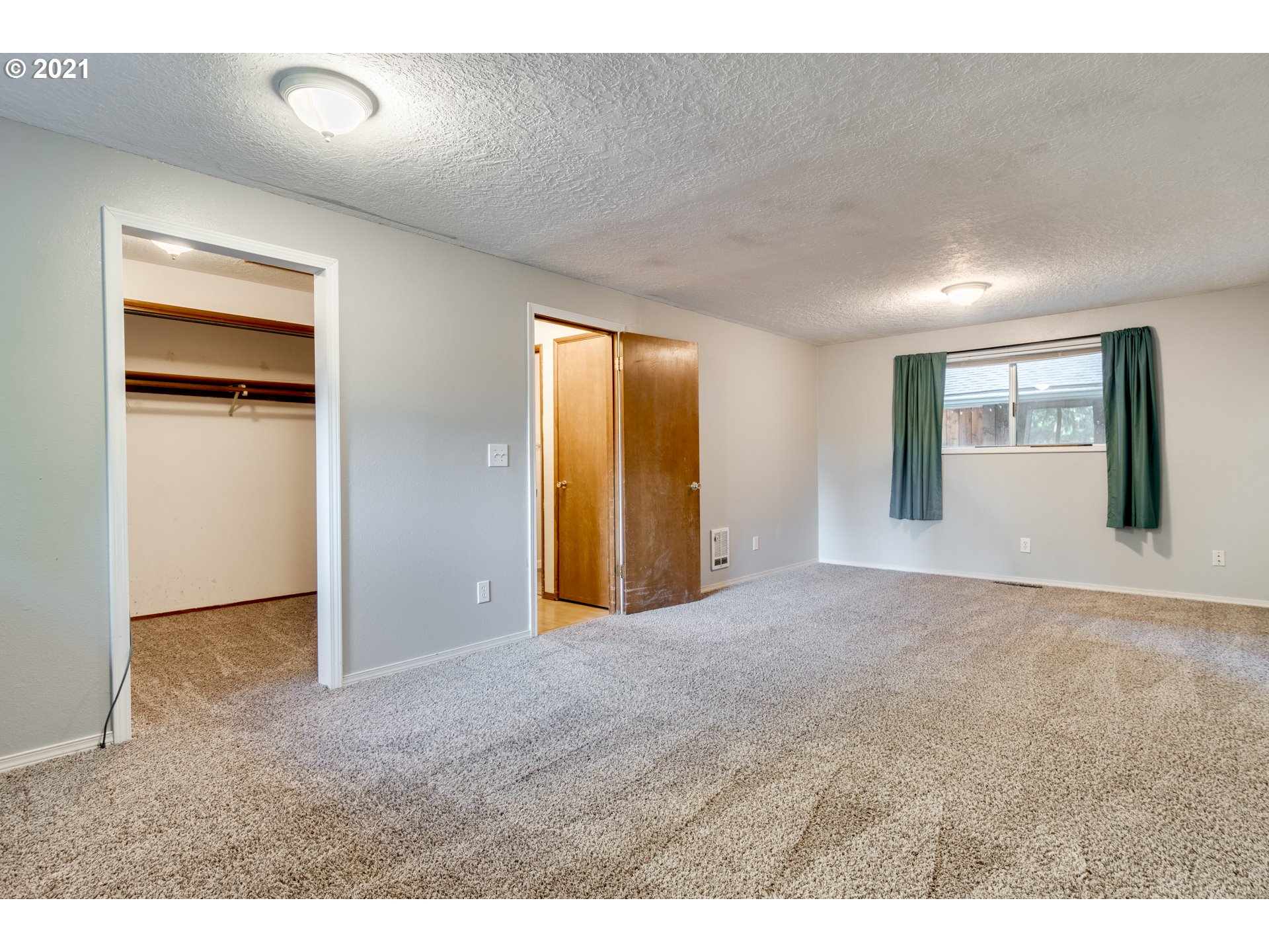 531 Oak Point Road Longview, WA 98632 - Photo 15 of 29 a view of an empty room and window