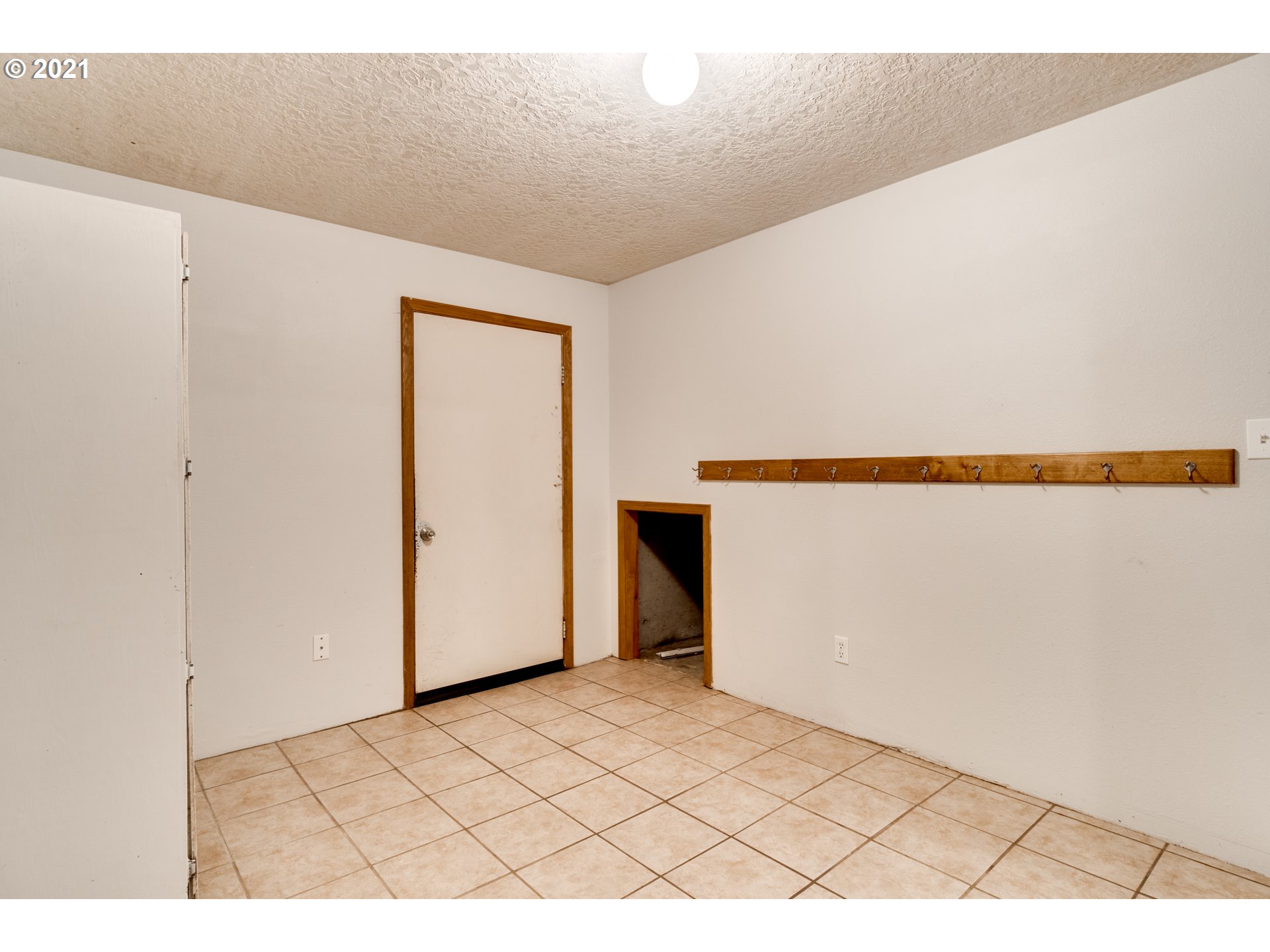 531 Oak Point Road Longview, WA 98632 - Photo 17 of 29 a view of a room with a white wall and door