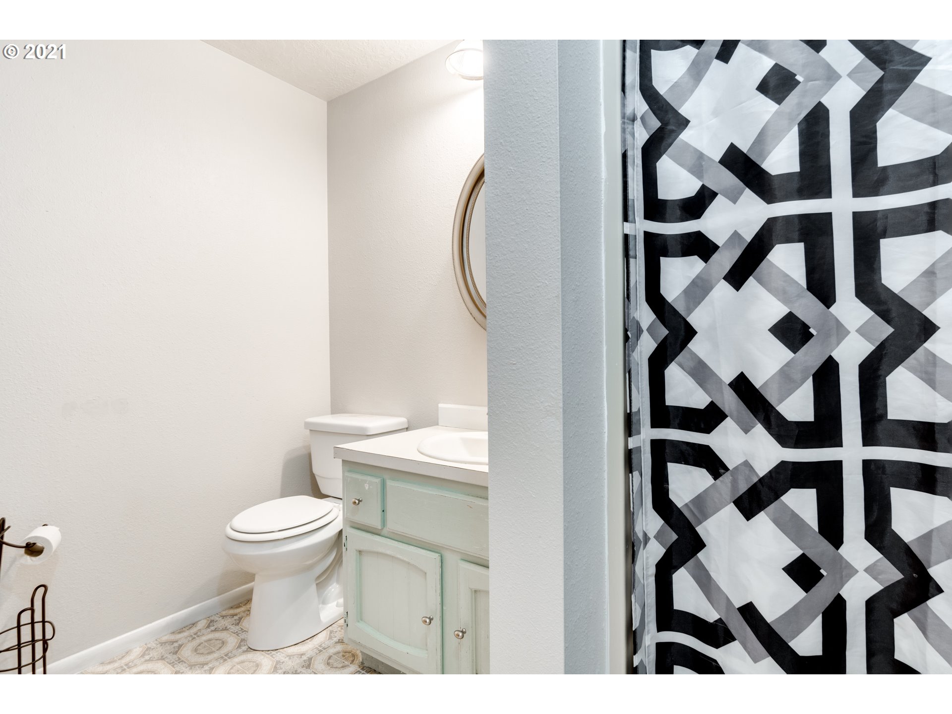 531 Oak Point Road Longview, WA 98632 - Photo 18 of 29 a bathroom with a toilet and a shower curtain