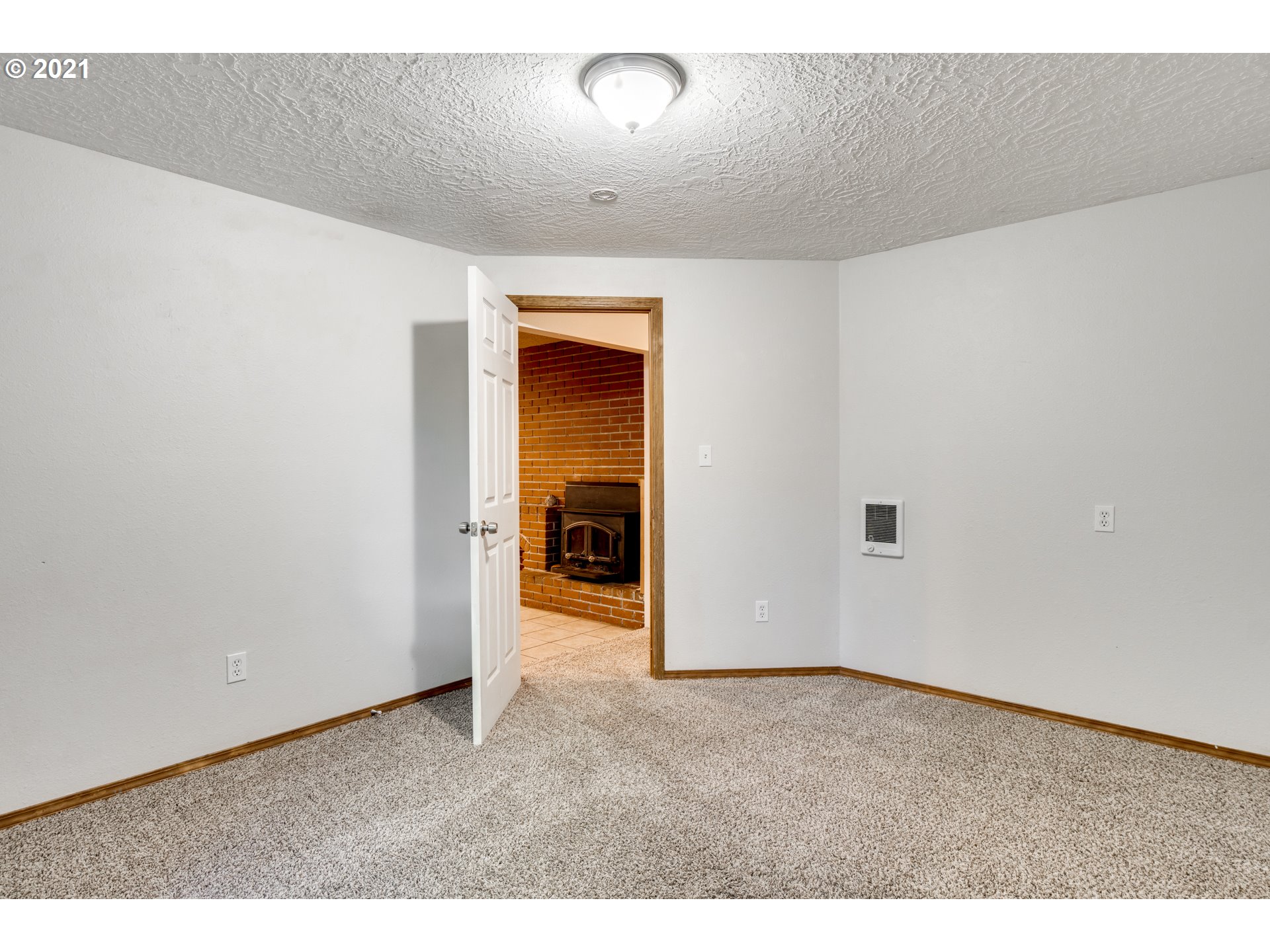 531 Oak Point Road Longview, WA 98632 - Photo 23 of 29 a view of an empty room and a window