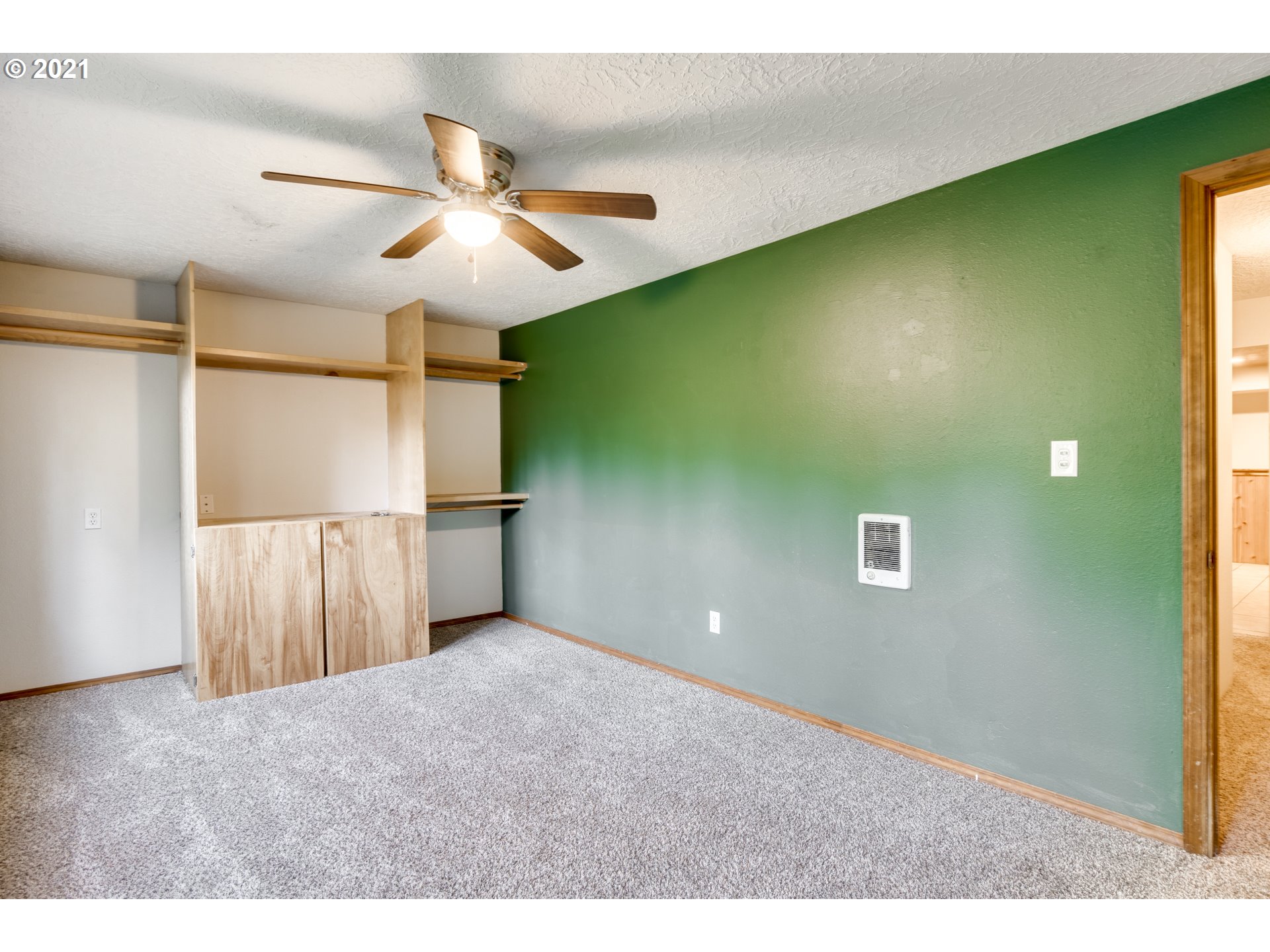 531 Oak Point Road Longview, WA 98632 - Photo 25 of 29 a view of a livingroom with a ceiling fan and window