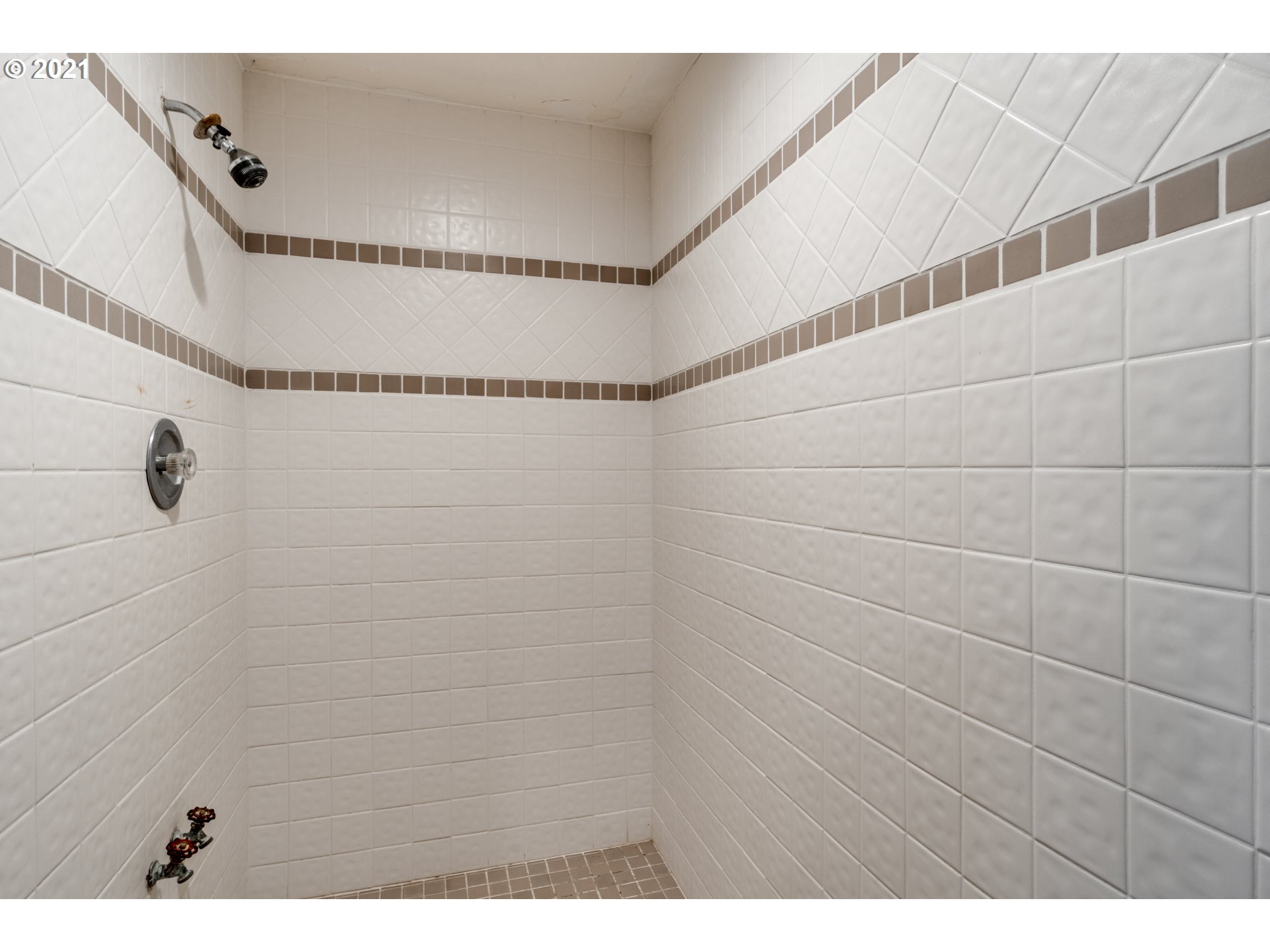 531 Oak Point Road Longview, WA 98632 - Photo 27 of 29 a bathroom with a shower