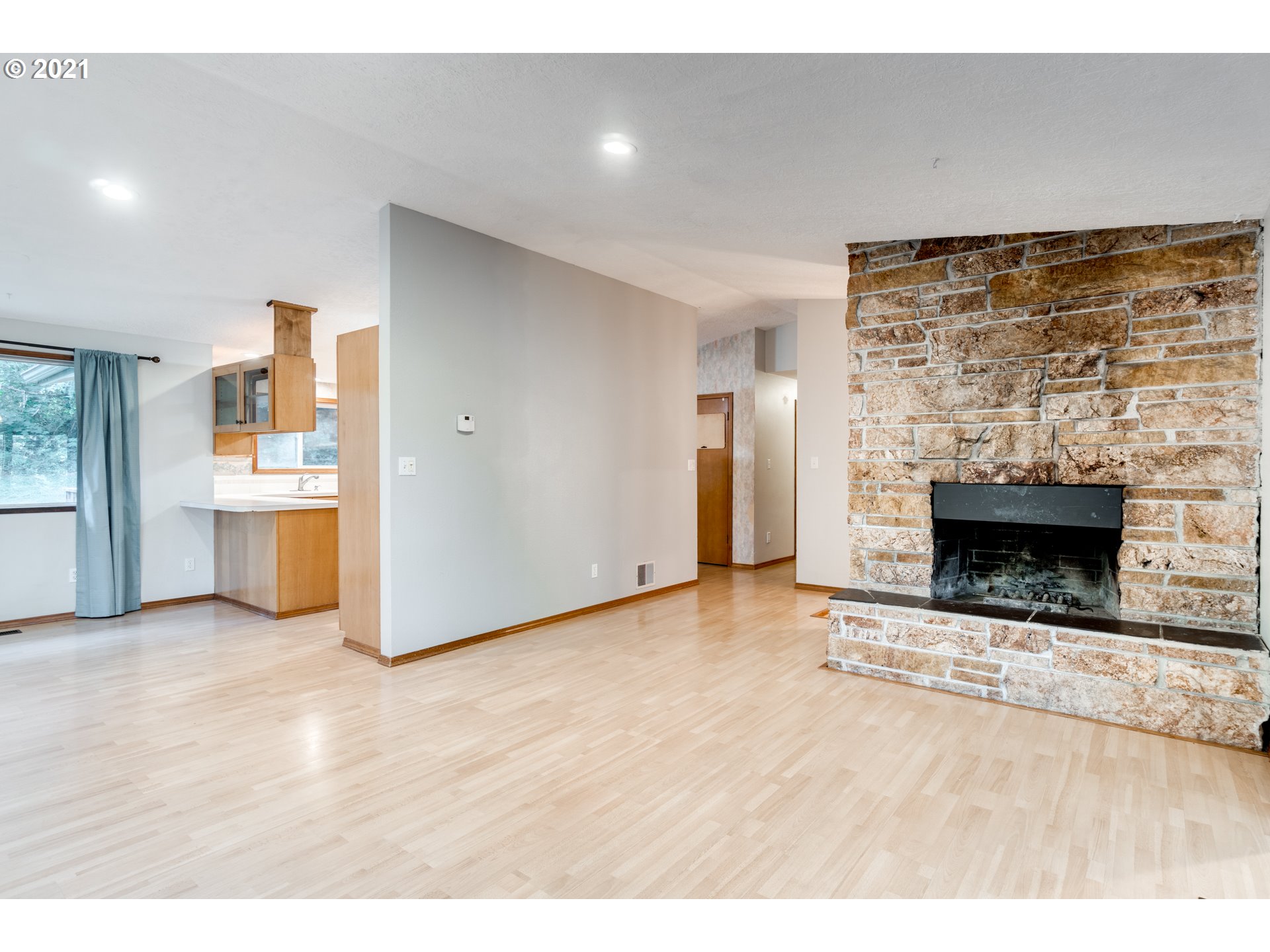 531 Oak Point Road Longview, WA 98632 - Photo 7 of 29 a view of empty room with a fireplace