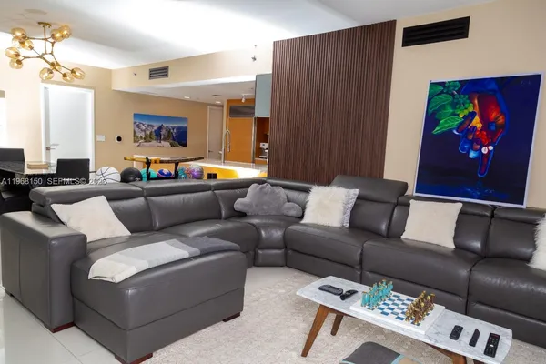 $10,000 | 465 Brickell Avenue, Unit 5101, Miami, FL 33131
