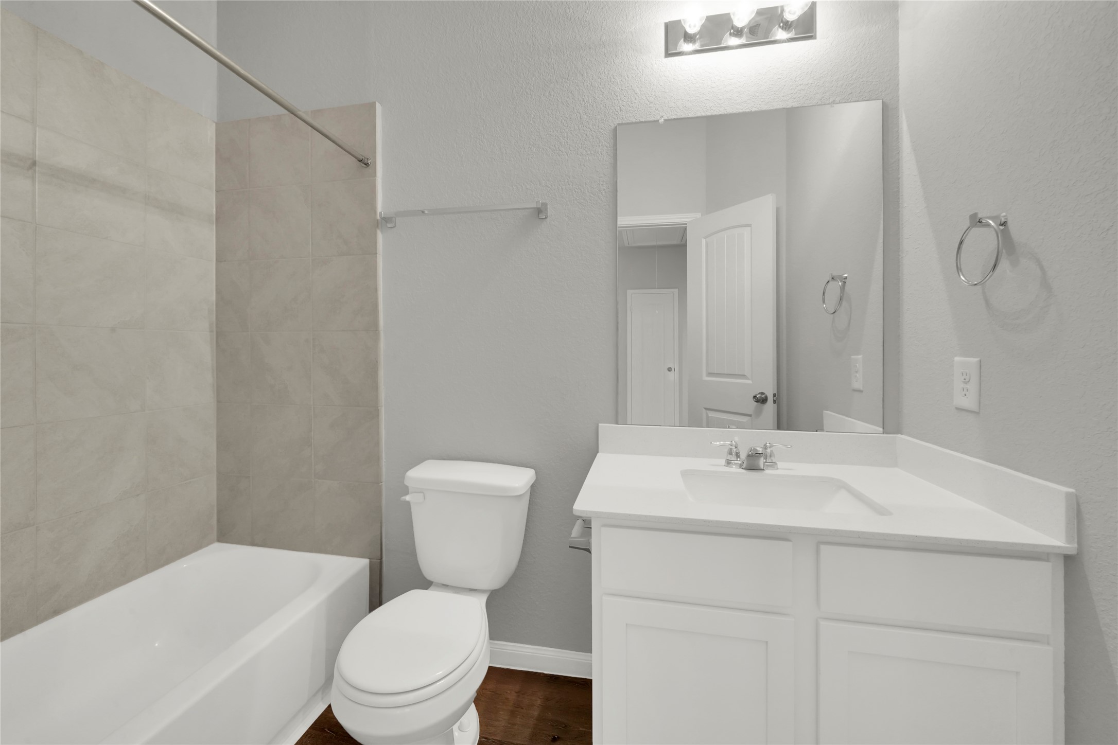 2542 Steelhead Drive Conroe, TX 77384 - Photo 11 of 20 The hall bath is easily accessible to any room upstairs. It includes a tub and shower combination.