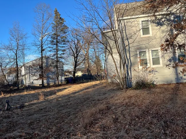 a view of a yard with a house