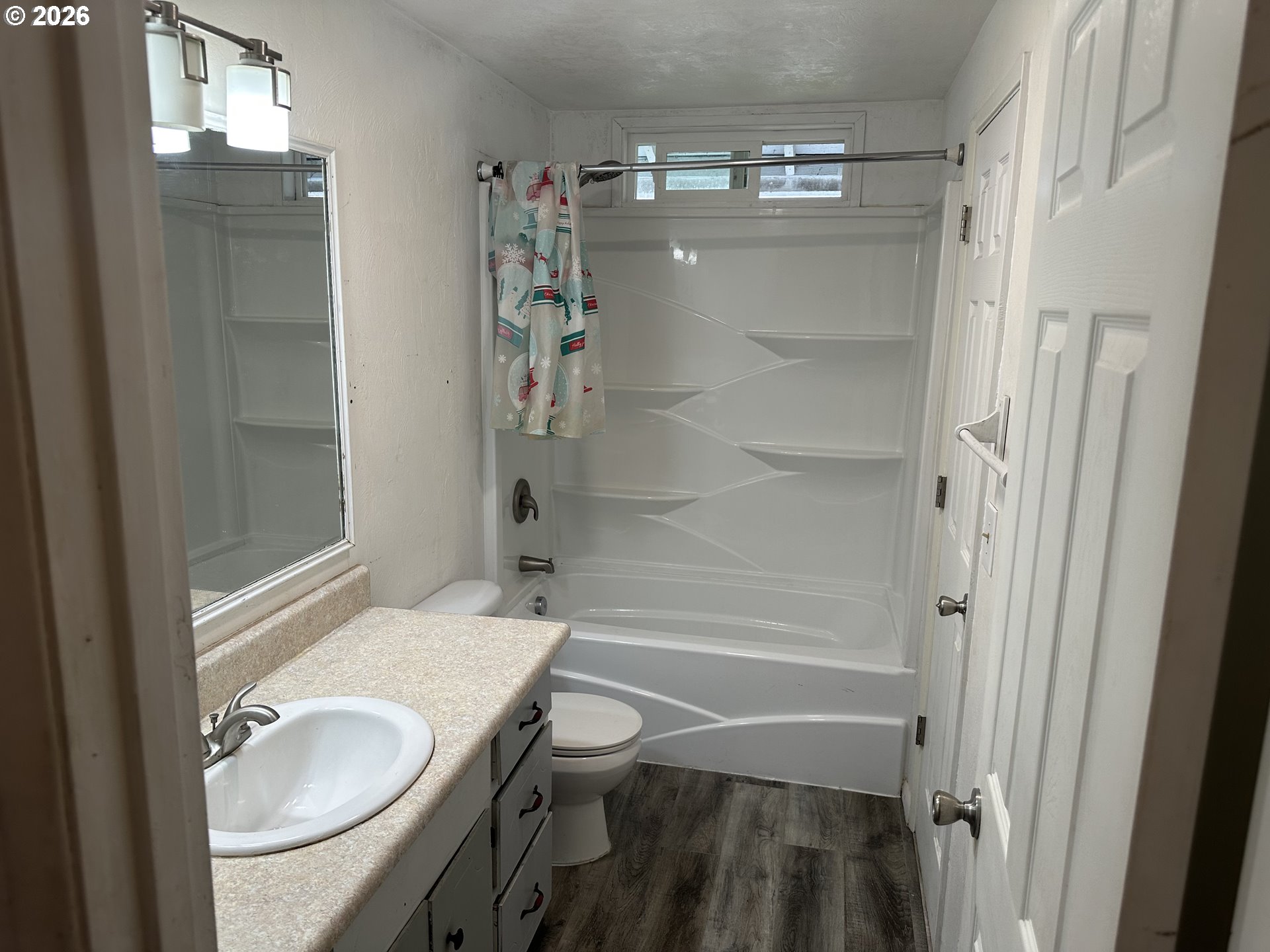 1435 5th Street Springfield, OR 97477 - Photo 9 of 11 Bathroom