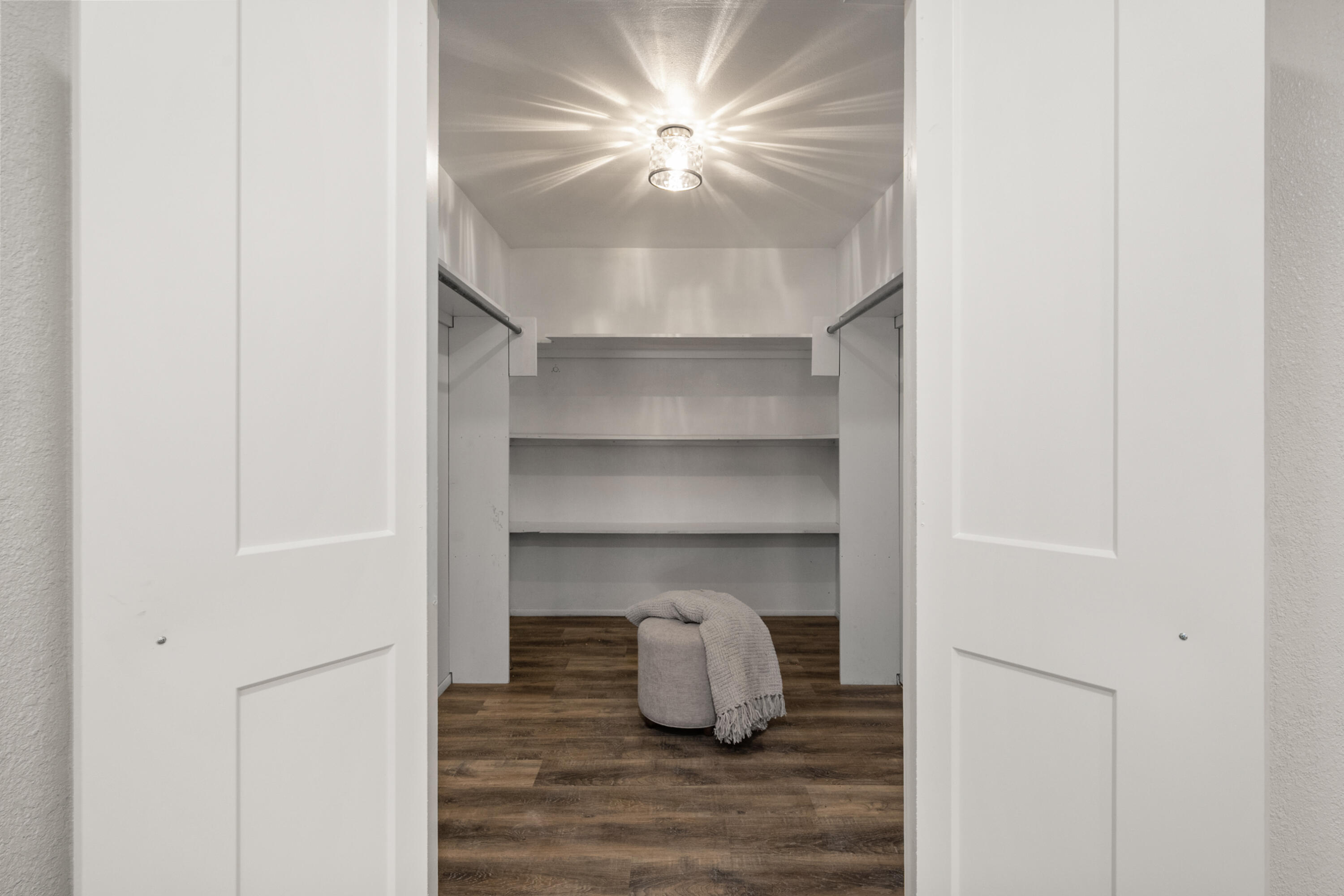 816 Cedar Street Floydada, TX 79235 - Photo 15 of 24 a room with a table and a potted plant