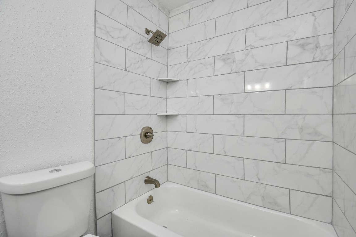 2002 Gentryside Drive, Unit 113 Houston, TX 77077 - Photo 27 of 36 a bathroom with a bathtub