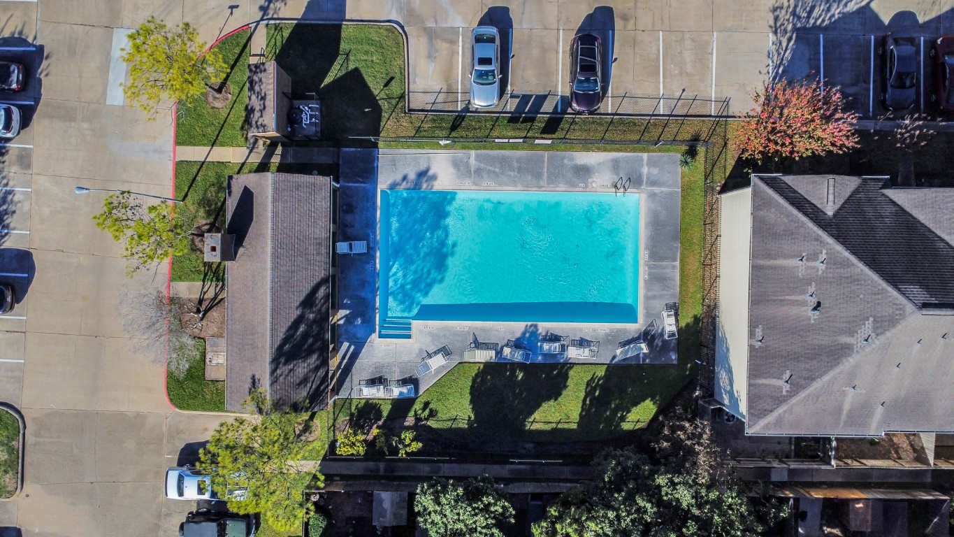2002 Gentryside Drive, Unit 113 Houston, TX 77077 - Photo 34 of 36 a view of a backyard with sitting area