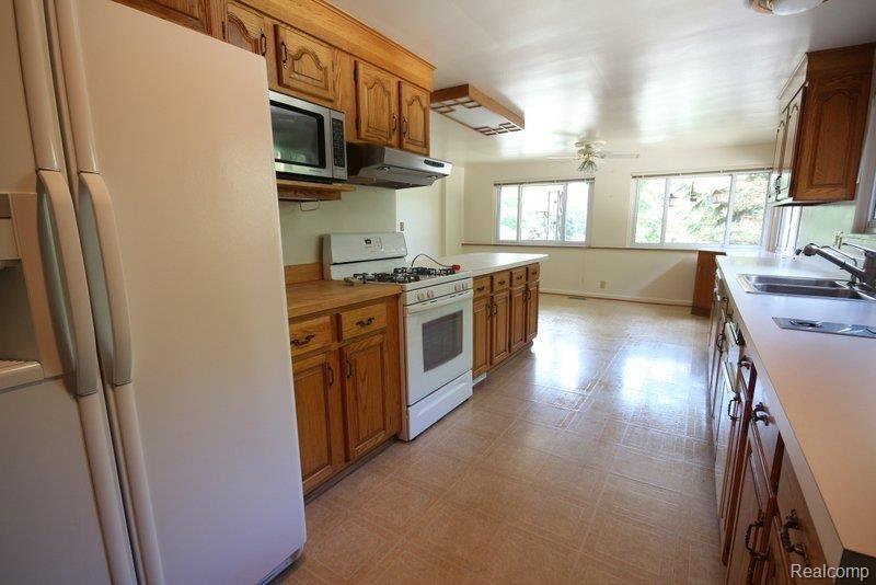 260 East Gunn Road Rochester, MI 48306 - Photo 8 of 31 Kitchen 2.jpg