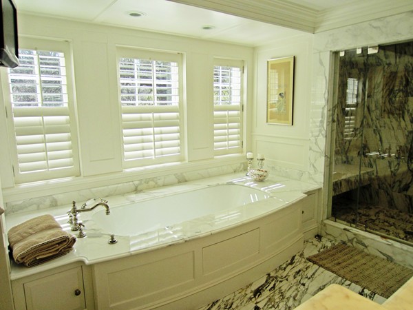 47 Carisbrooke Road Wellesley, MA 02481 - Photo 16 of 24 a bathroom with a tub sink and mirror