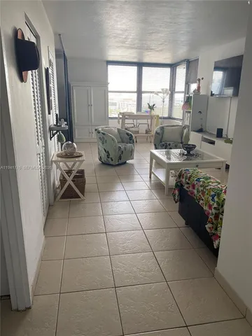 $2,250 | 2899 Collins Avenue, Unit 1514, Miami Beach, FL 33140