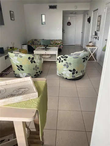 $2,250 | 2899 Collins Avenue, Unit 1514, Miami Beach, FL 33140