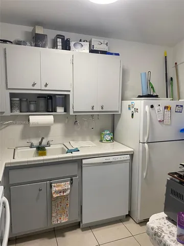 $2,250 | 2899 Collins Avenue, Unit 1514, Miami Beach, FL 33140