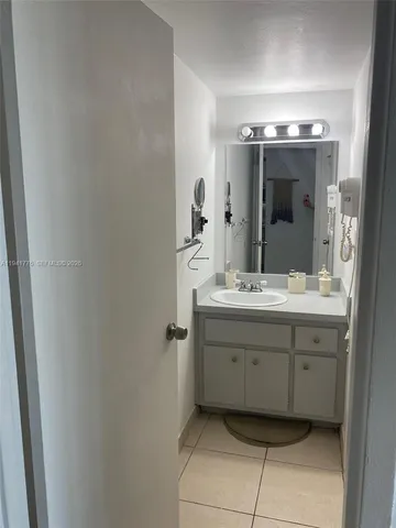 $2,250 | 2899 Collins Avenue, Unit 1514, Miami Beach, FL 33140