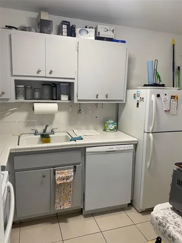 $2,250 | 2899 Collins Avenue, Unit 1514, Miami Beach, FL 33140