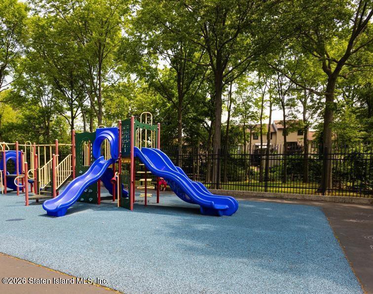 5 Redwood Loop Staten Island, NY 10309 - Photo 30 of 33 556