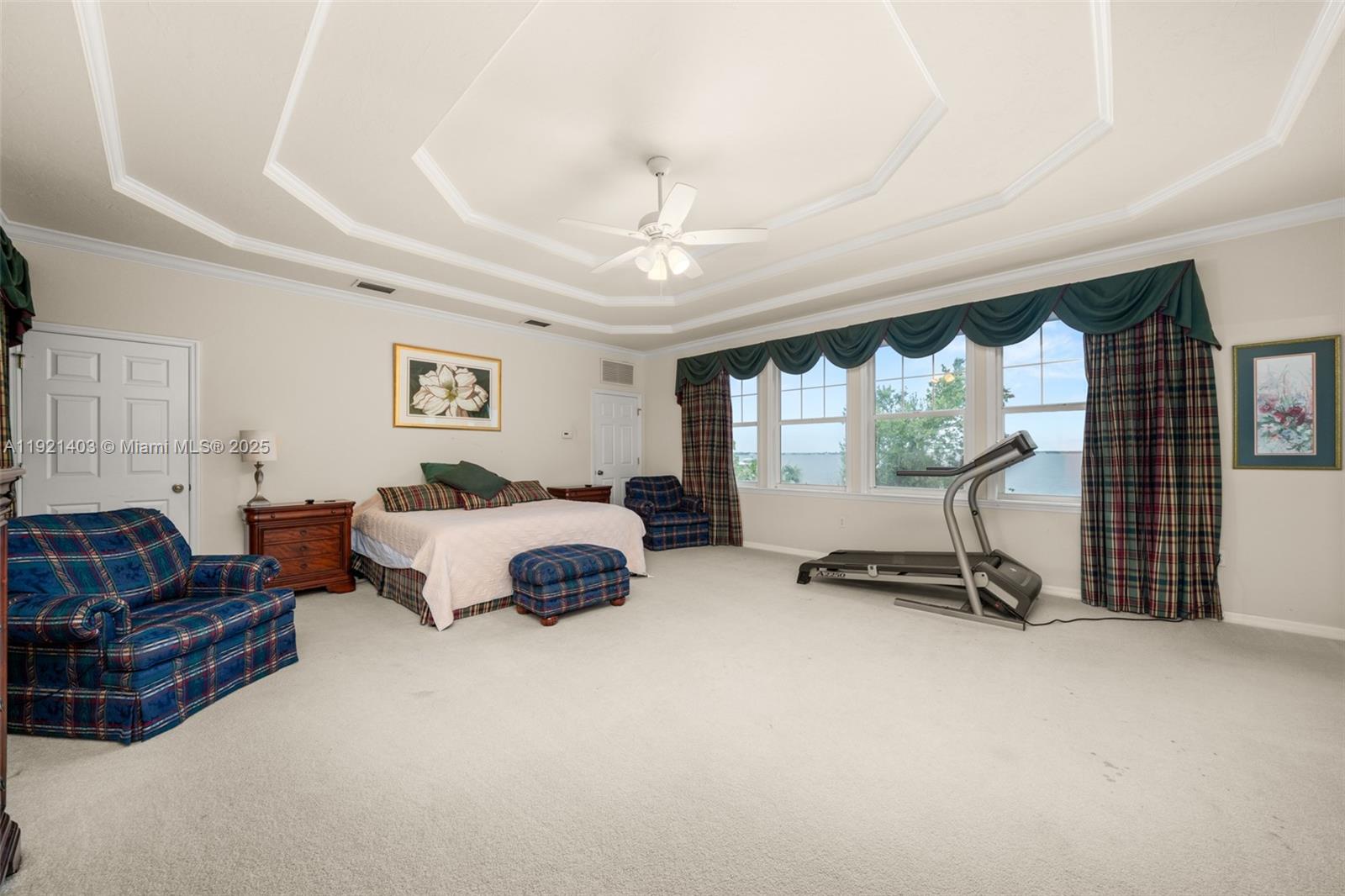 2551 Lakeview Drive Sebring, FL 33870 - Photo 24 of 73 a living room with furniture gym equipment and a large window