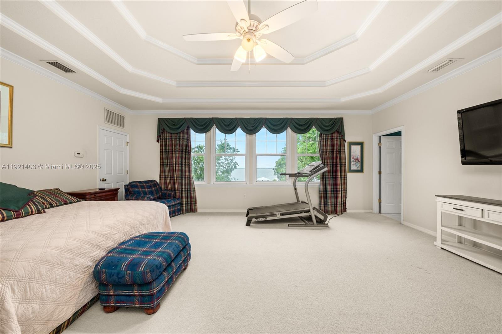 2551 Lakeview Drive Sebring, FL 33870 - Photo 26 of 73 a bedroom with furniture and a flat screen tv