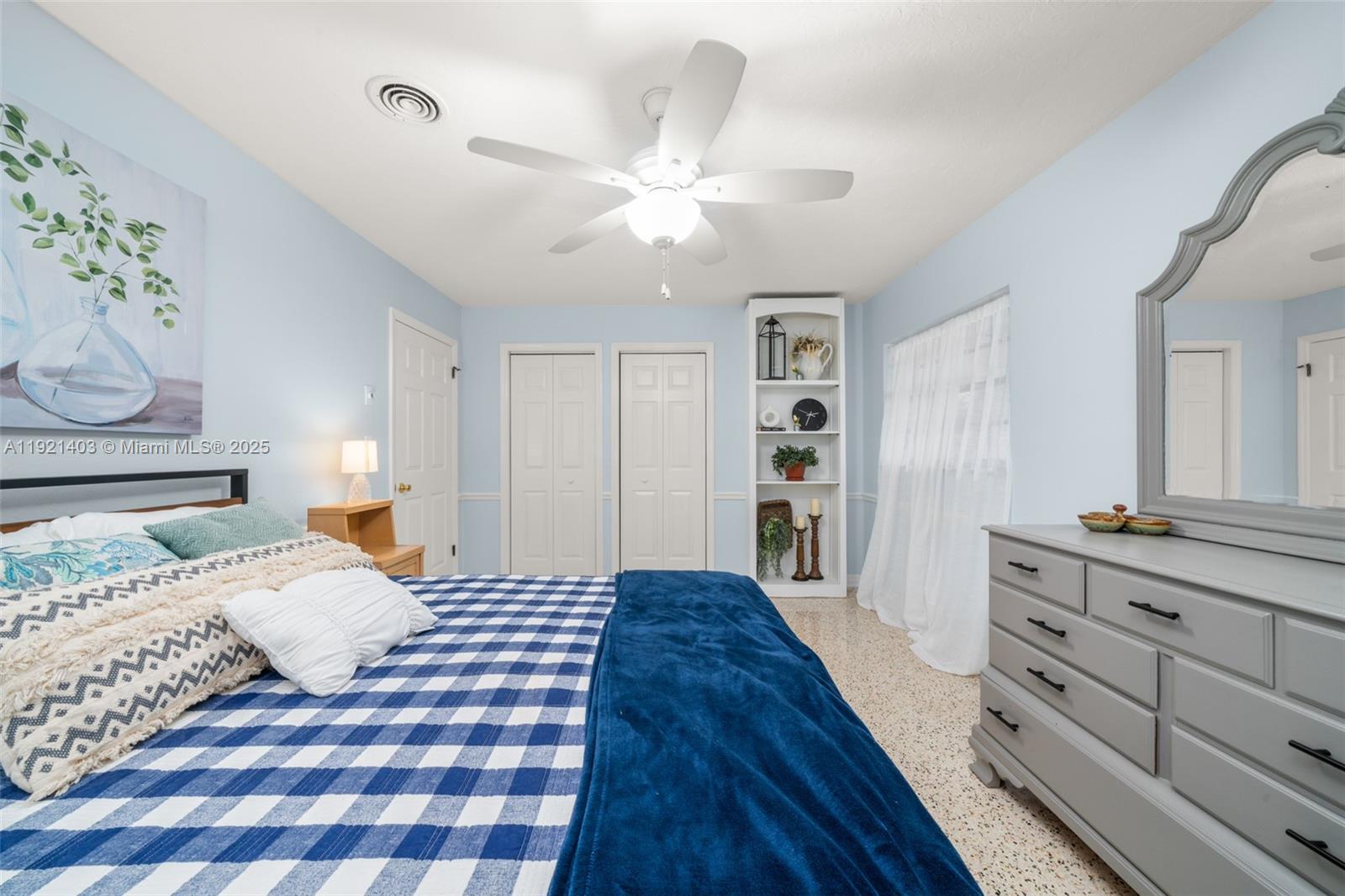 2551 Lakeview Drive Sebring, FL 33870 - Photo 41 of 73 a bedroom with a large bed and a chandelier