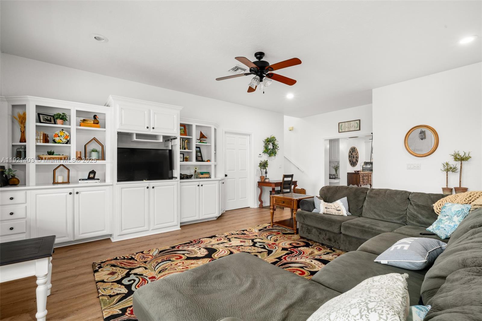 2551 Lakeview Drive Sebring, FL 33870 - Photo 10 of 73 a living room with furniture and a flat screen tv