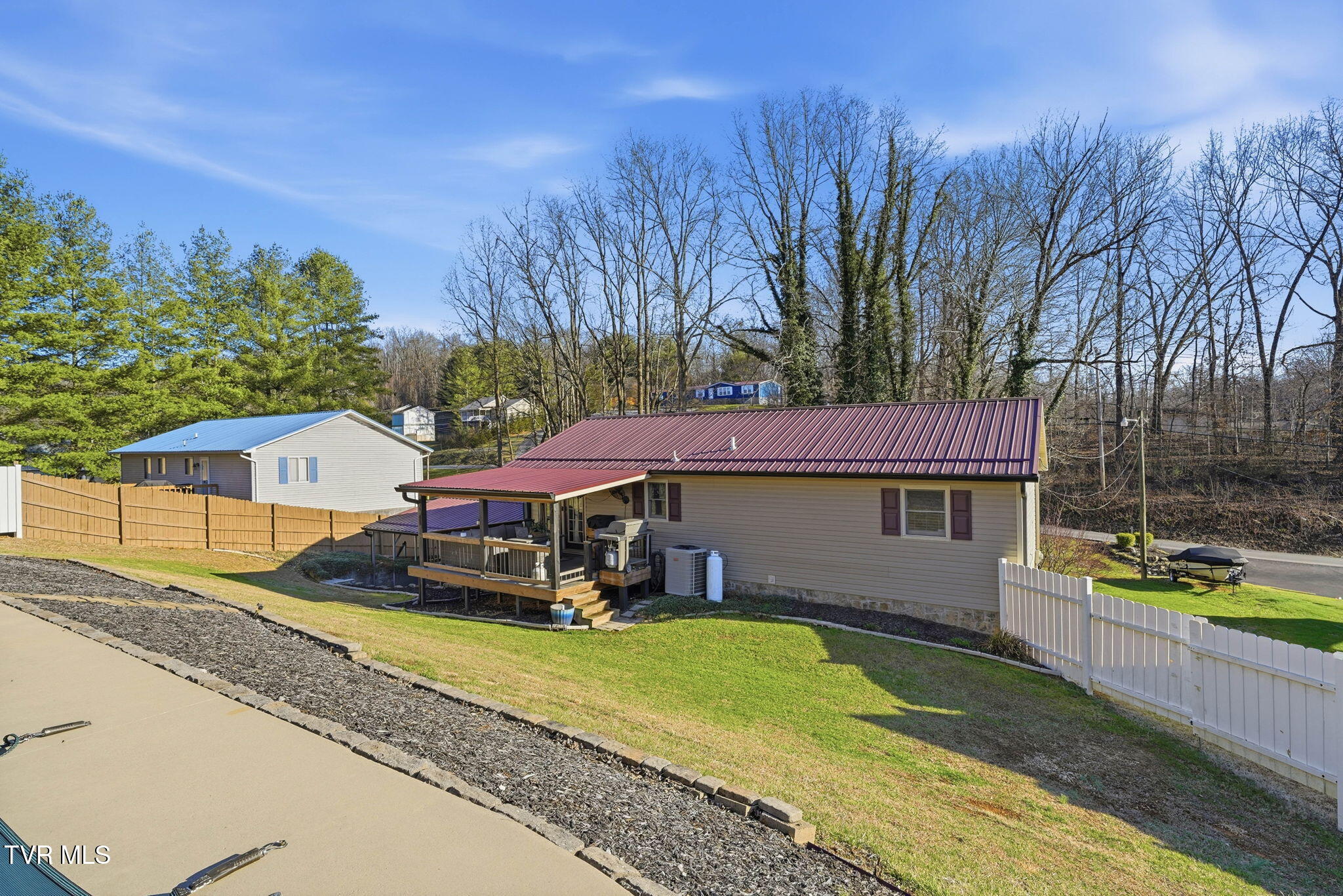 326 Big Springs Road Elizabethton, TN 37643 - Photo 4 of 31 17-web-or-mls-326_Big Springs Rd-24