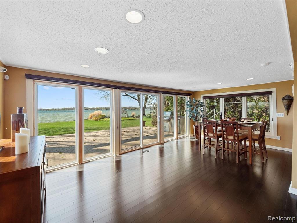 1762 Cass Lake Front Road Keego Harbor, MI 48320 - Photo 4 of 33