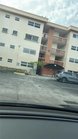 $139,000 | 410 Southeast 2nd Street, Unit 105, Hallandale Beach, FL 33009