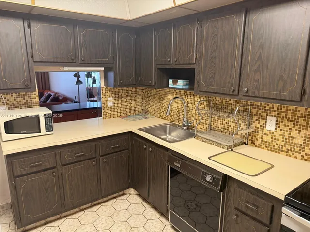 $139,000 | 410 Southeast 2nd Street, Unit 105, Hallandale Beach, FL 33009