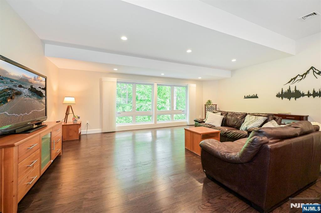 655 Floyd Street Englewood Cliffs, NJ 07632 - Photo 10 of 49