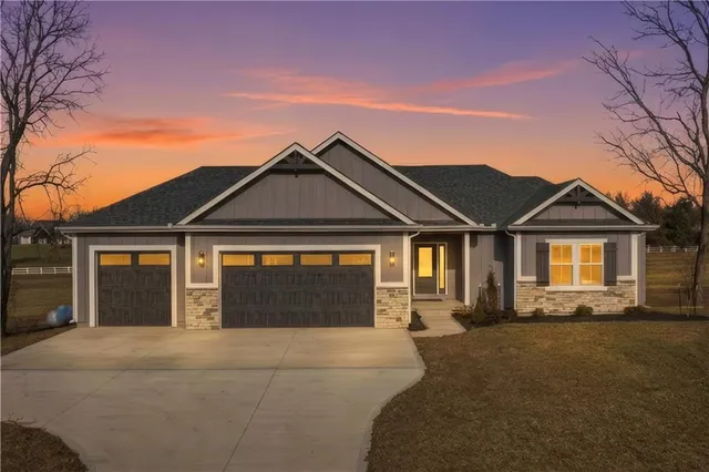 $859,900 | 17860 Clearview Drive, Leavenworth, KS 66048