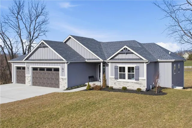 $859,900 | 17860 Clearview Drive, Leavenworth, KS 66048